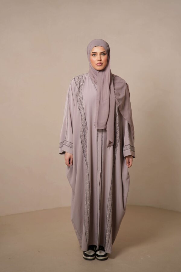 Miracomo Emirate Abaya – Edles Almond für stilvolle Eleganz - Image 14
