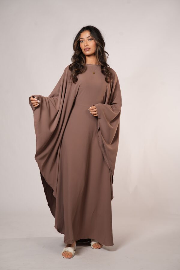 Miracomo Butterfly Abaya – Schickes Taupe für zeitlose Eleganz - Image 2