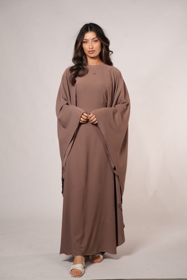 Miracomo Butterfly Abaya – Schickes Taupe für zeitlose Eleganz - Image 4