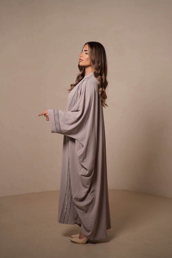 Miracomo Emirate Abaya – Edles Almond für stilvolle Eleganz - Image 15