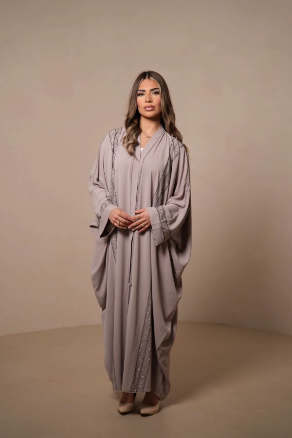 Miracomo Emirate Abaya – Edles Almond für stilvolle Eleganz - Image 4