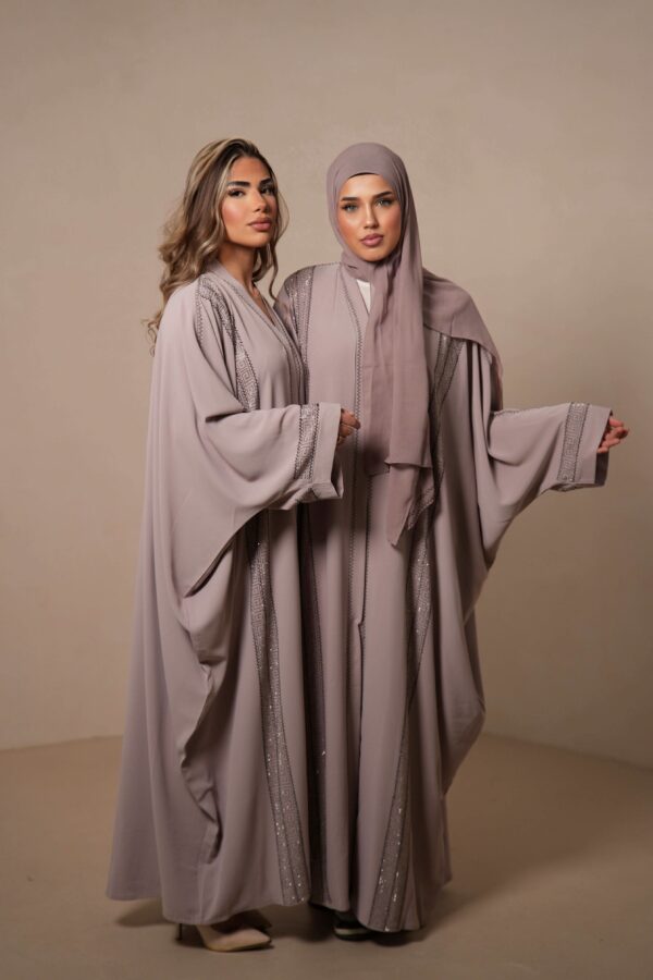 Miracomo Emirate Abaya – Edles Almond für stilvolle Eleganz